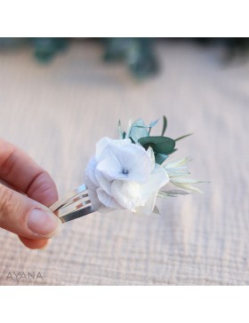 Barrette clic clac en fleurs stabilisées bleu et blanc