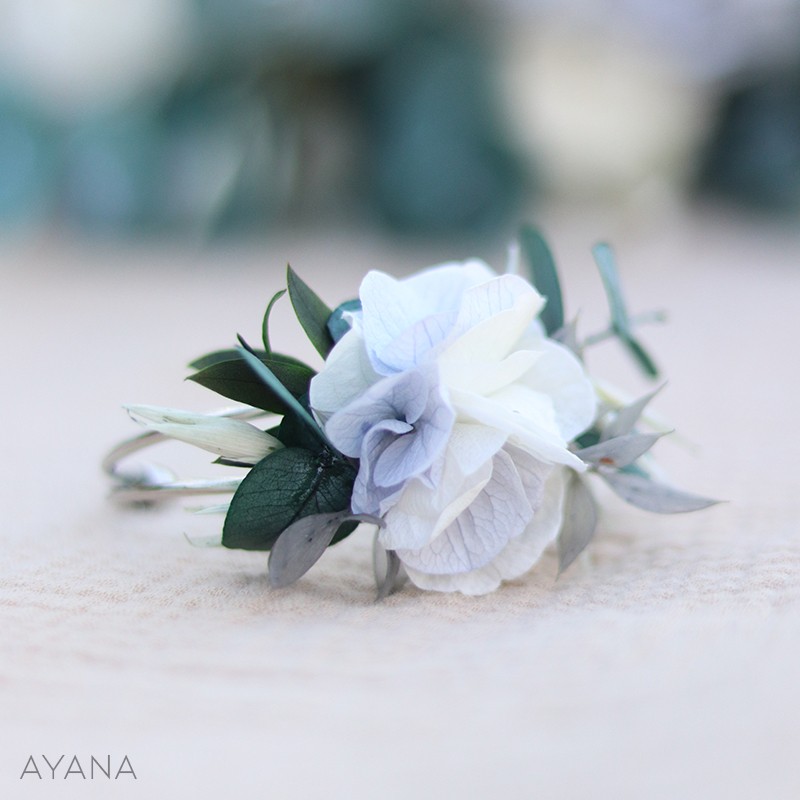Bracelet en fleurs stabilisées bleues et blanches