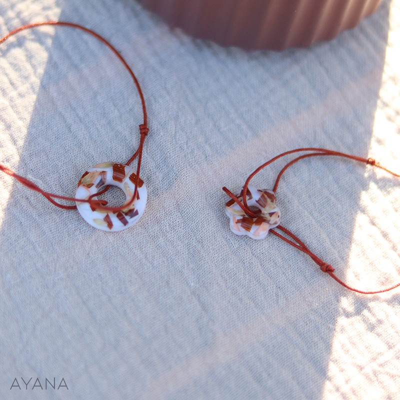 Bracelet en résine avec fleurs terracotta et peche