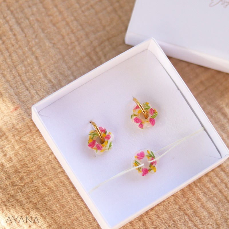coffret cadeau boucles et bracelets résine fleurs fuschia et jaune