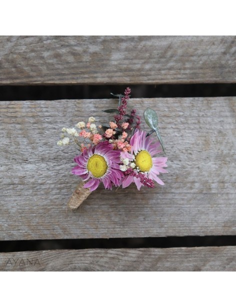 Boutonniere de fleurs spontaneite