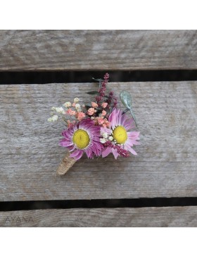 Boutonniere de fleurs spontaneite