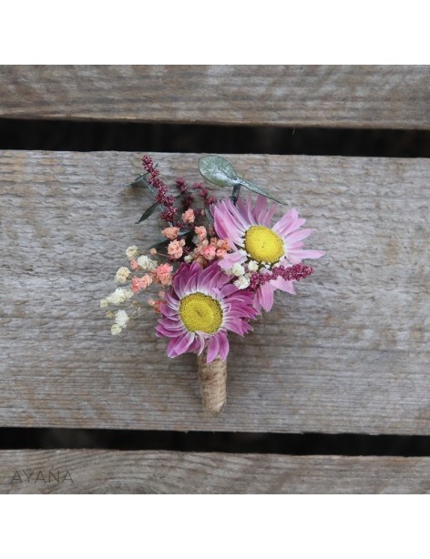 Boutonniere en fleurs eternelles spontaneite